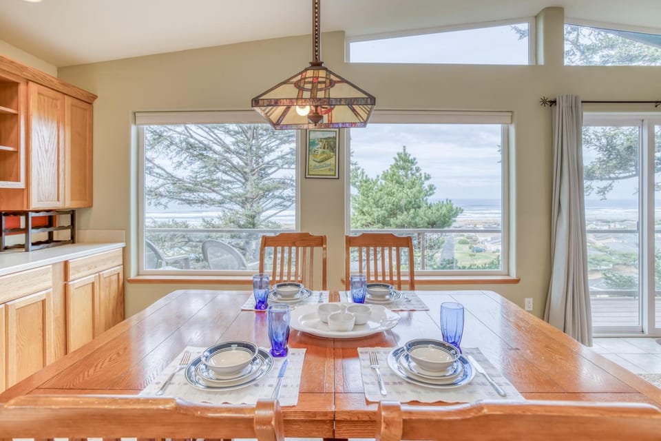 Pacific Ocean Blue House in Waldport