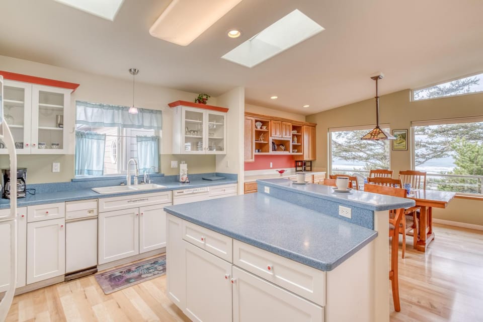 Pacific Ocean Blue House in Waldport