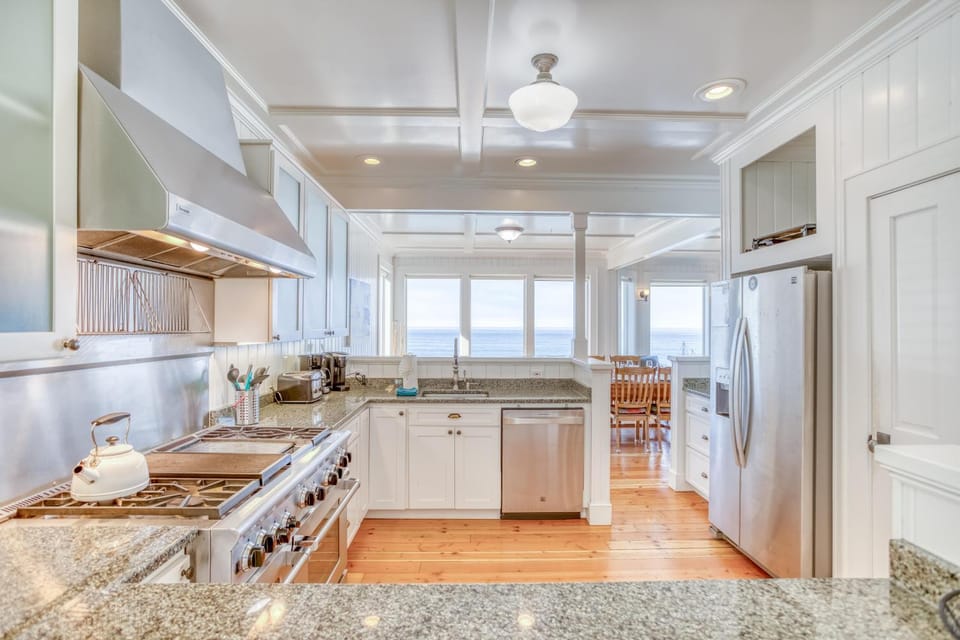 SeaGlass Cottage House in Lincoln Beach