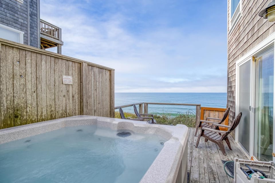 SeaGlass Cottage House in Lincoln Beach