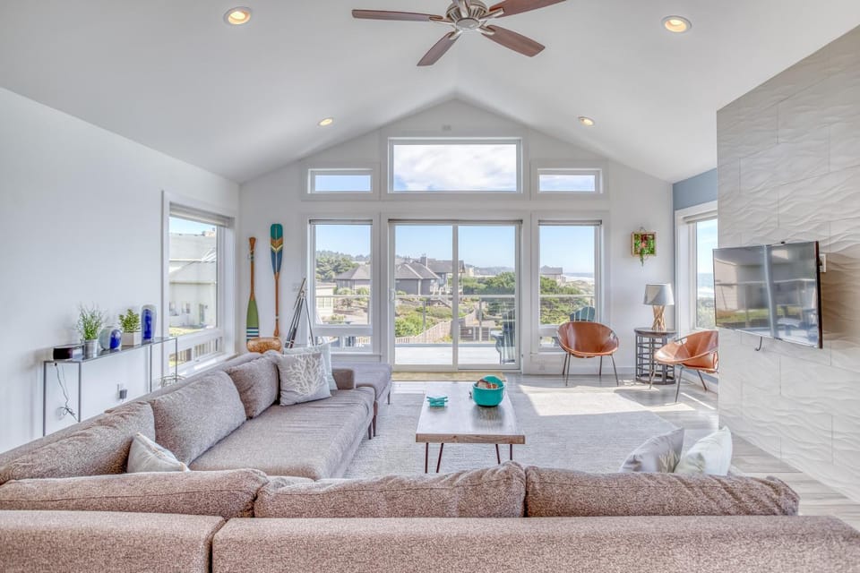 Breakwater Beach House House in Lincoln City