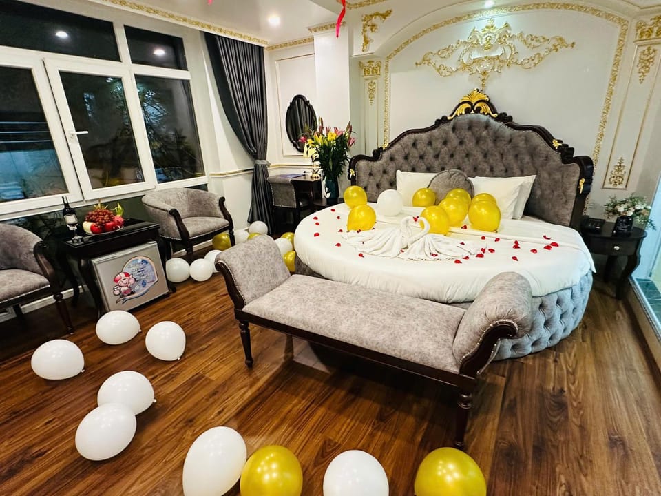 Bed, Living room, Photo of the whole room, Seating area, Bedroom