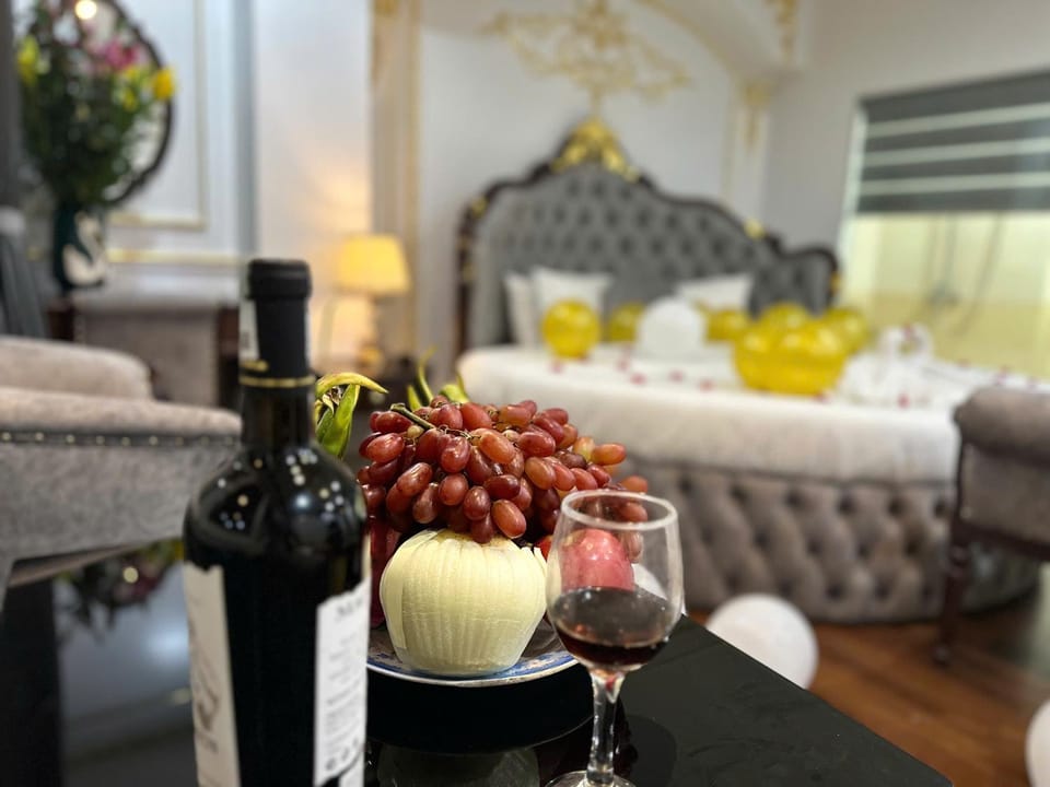 Living room, Food and drinks, Seating area, Food, Drinks, Alcoholic drinks