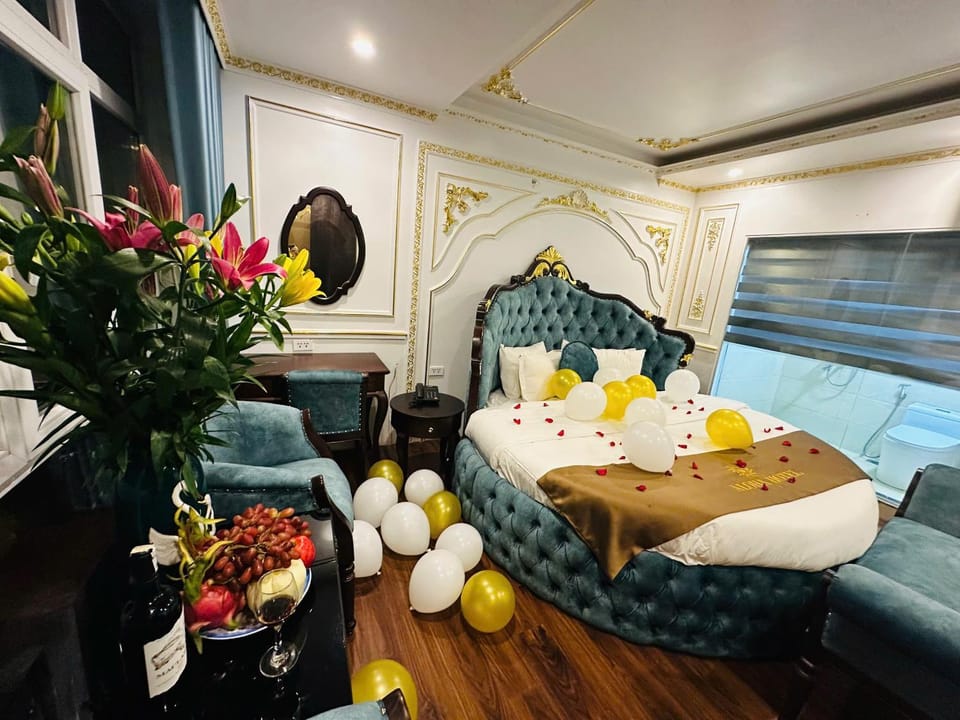 Bed, TV and multimedia, Living room, Photo of the whole room, Seating area, Bedroom