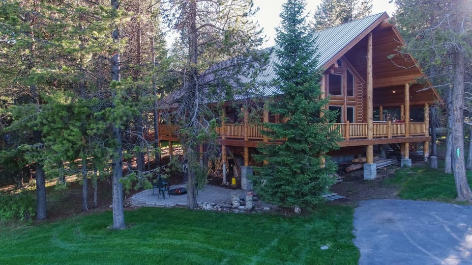 Lumberjack Lodge by KABINO Hot Tub Fire Pit Satellite WiFi Grill Large Porch House in Idaho