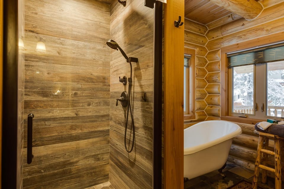 Lumberjack Lodge by KABINO Hot Tub Fire Pit Satellite WiFi Grill Large Porch House in Idaho