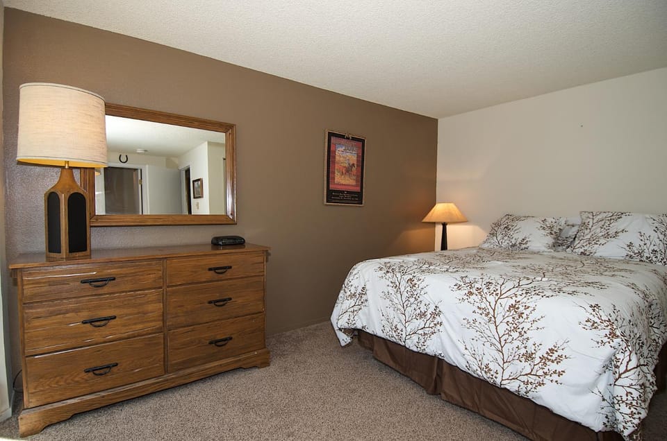 Quickdraw by KABINO Satellite WiFi Awesome Location Sleds Welcome Condo on Golf Course House in Island Park