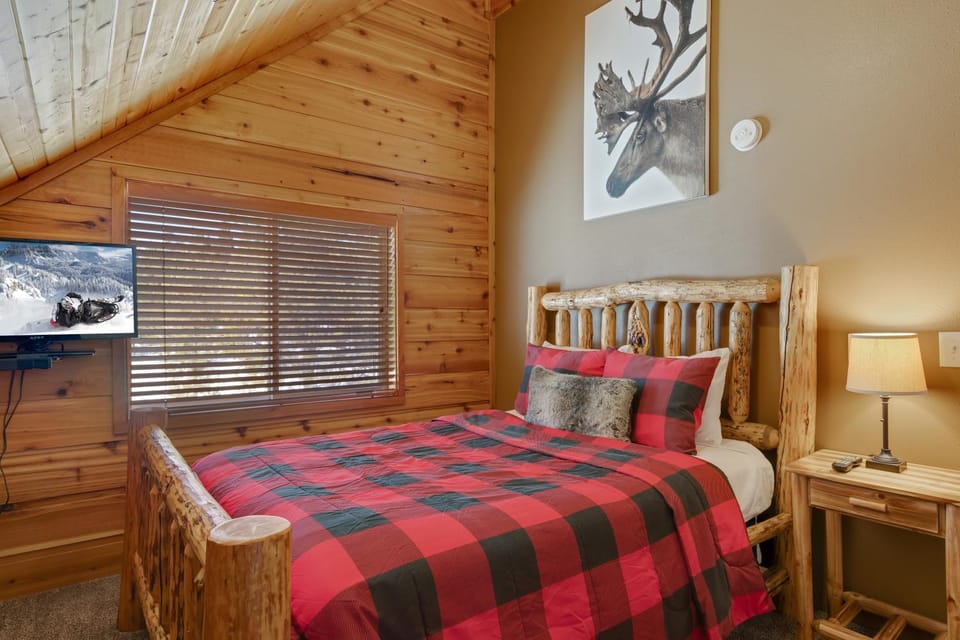 Rimfire Refuge by KABINO Hot Tub Fire Pit Sauna PS3 Grill WiFi Loft House in Idaho