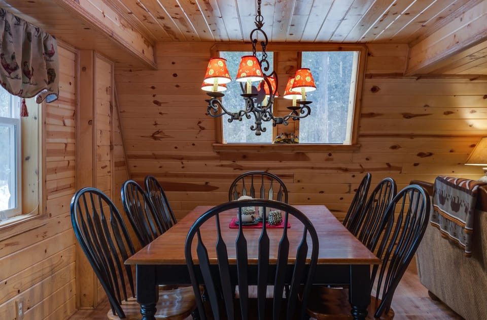 Roger Dodger by KABINO Hot Tub 2 Cabins Big Driveway FirePit WiFi Grill Summer 11 Winter 6 People Max Cabin in Idaho