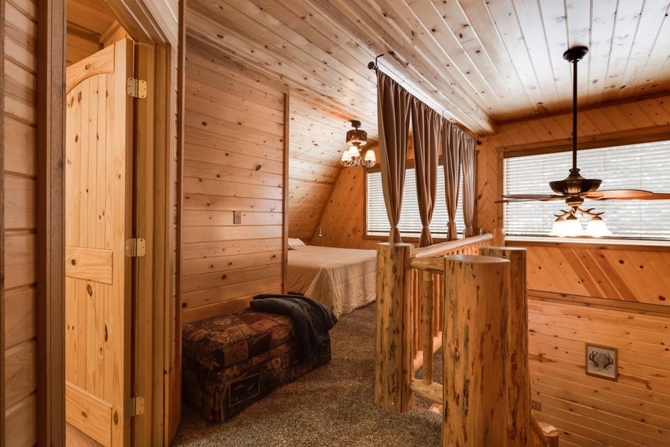 Roger Dodger by KABINO Hot Tub 2 Cabins Big Driveway FirePit WiFi Grill Summer 11 Winter 6 People Max Cabin in Idaho