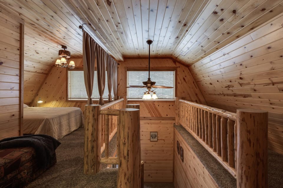Roger Dodger by KABINO Hot Tub 2 Cabins Big Driveway FirePit WiFi Grill Summer 11 Winter 6 People Max Cabin in Idaho