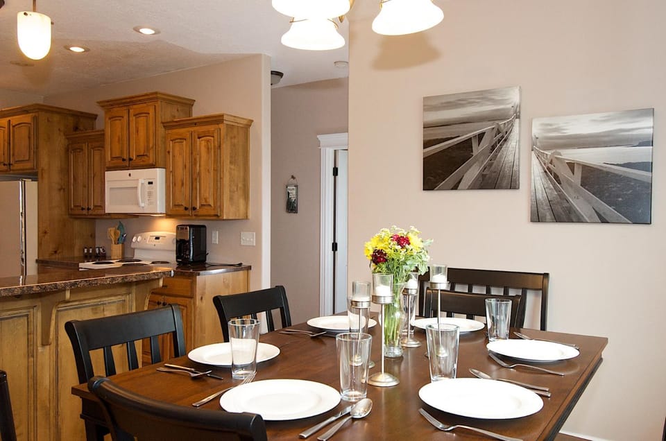 Teton Harmony by KABINO Hot Tub Pool Table Fire Pit Mtn Views 2 Levels 2 Living Rooms WiFi Grill House in Driggs
