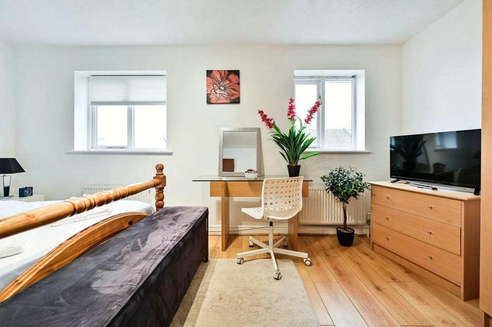 Bed, TV and multimedia, Photo of the whole room, Seating area, Bedroom, hair dresser