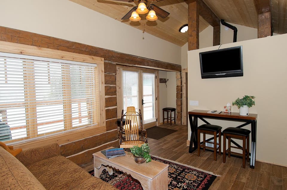 True Grit Adventure by KABINO Dogs OK FirePit Satellite WiFi Sleeper Sofa Perfect Location Rustic Modern House in Idaho
