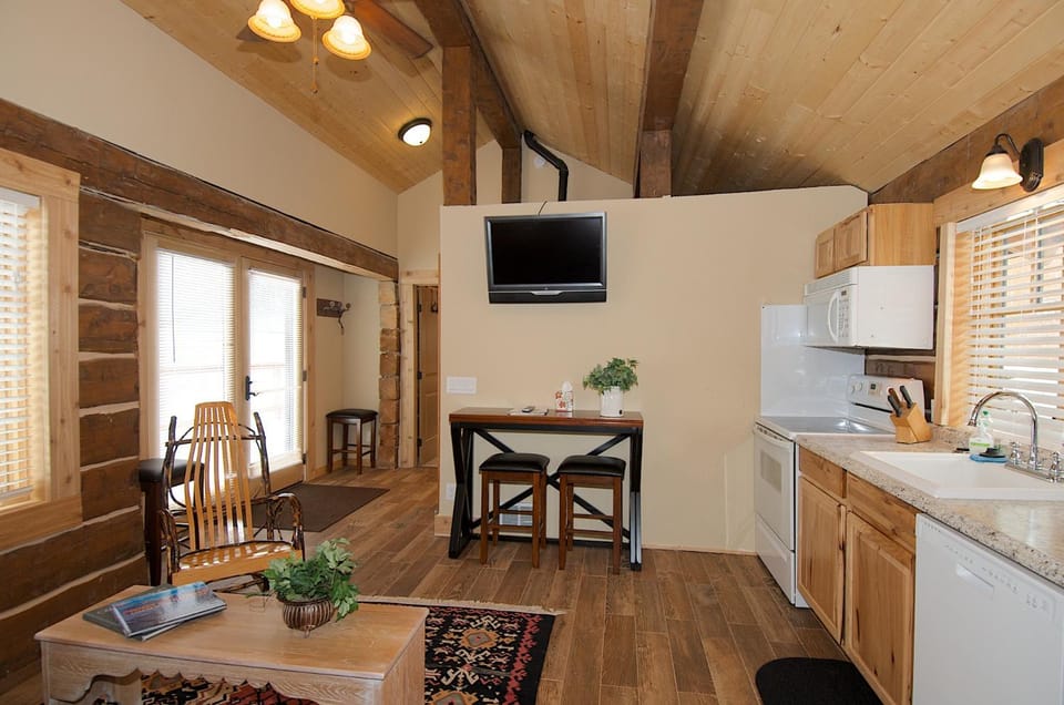True Grit Adventure by KABINO Dogs OK FirePit Satellite WiFi Sleeper Sofa Perfect Location Rustic Modern House in Idaho