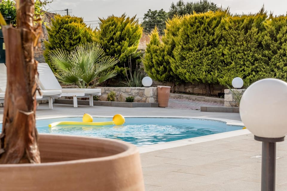 Garden, Garden, View (from property/room), Balcony/Terrace, Garden view, Swimming pool, sunbed