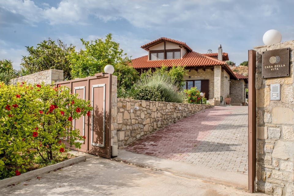 Property building, Facade/entrance, Garden, Garden, Beach, Garden view, Area and facilities, Parking