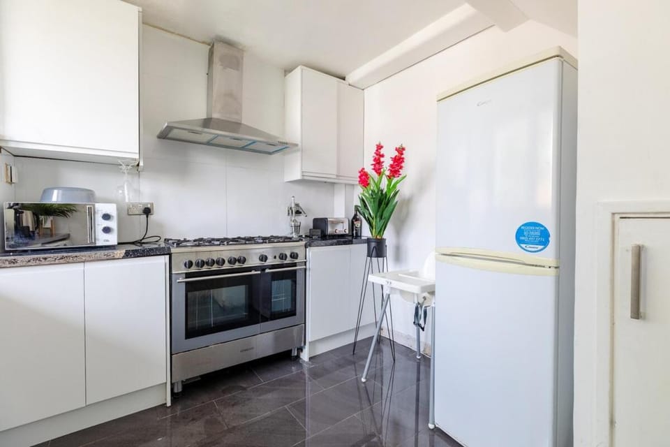 Bright 3-Bedroom Flat Parking 4KTV & Balcony House in London