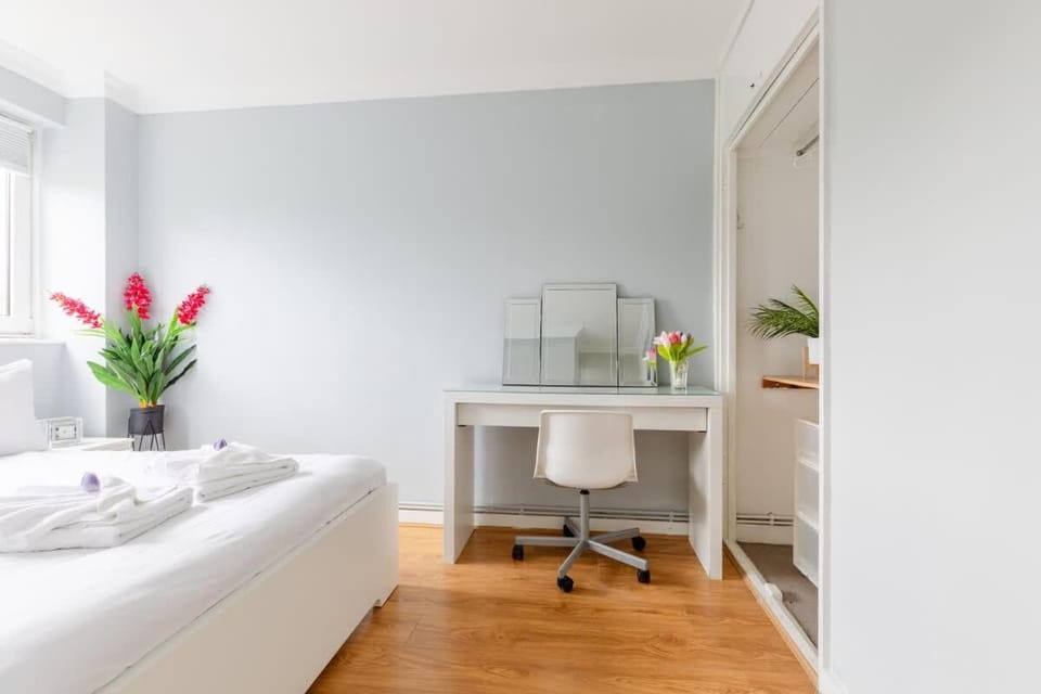 Photo of the whole room, Bedroom, hair dresser