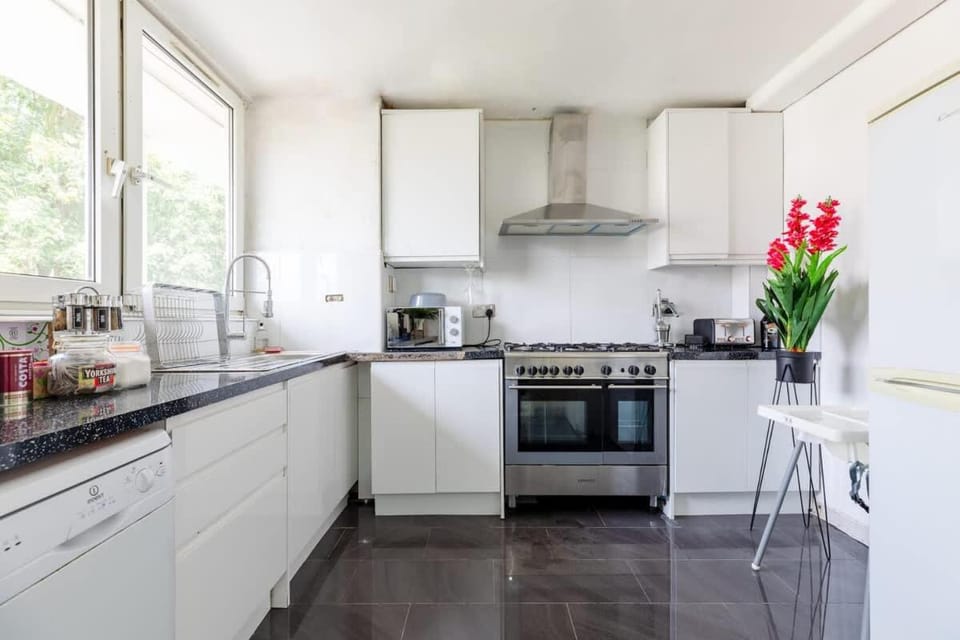 Coffee/tea facilities, Kitchen or kitchenette, microwave, stove, toaster