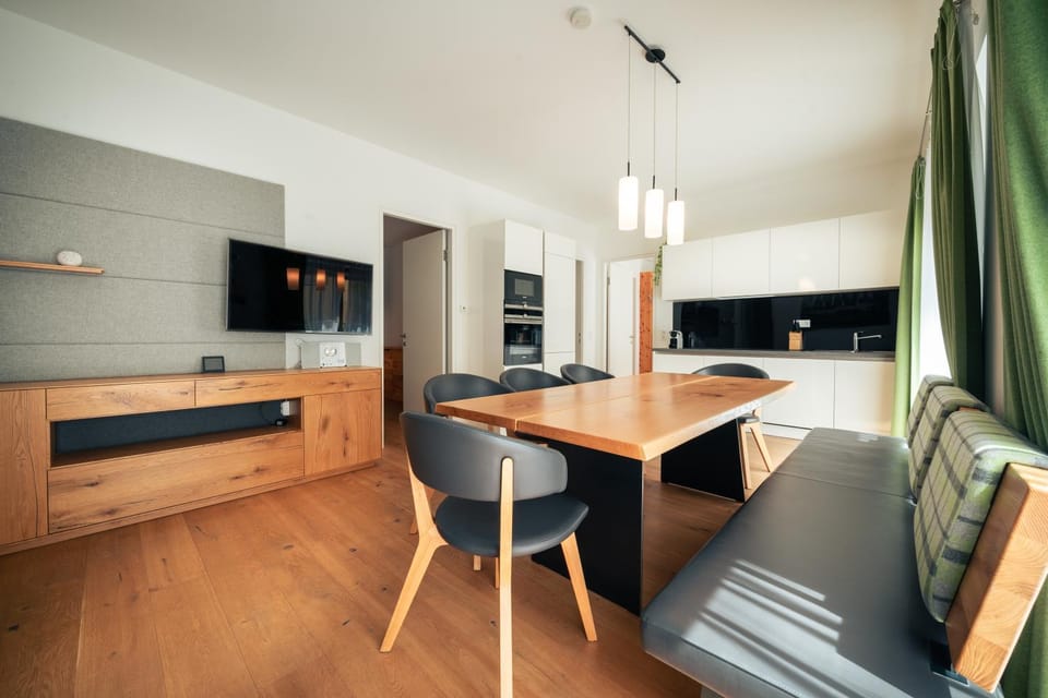 TV and multimedia, Kitchen or kitchenette, Living room, Seating area, Dining area