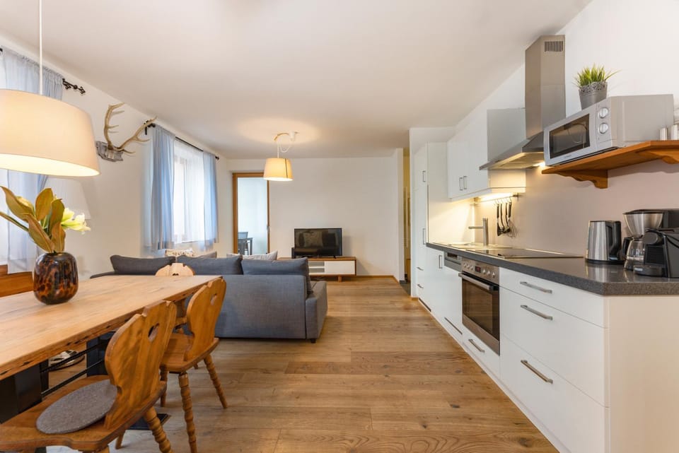 TV and multimedia, Kitchen or kitchenette, Living room, Seating area, Dining area, stove