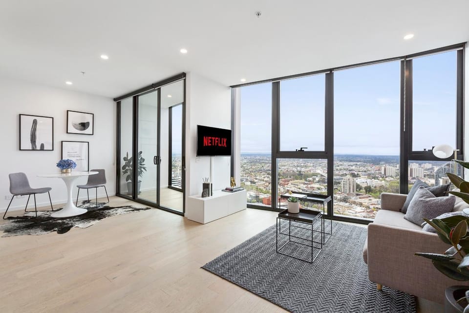 TV and multimedia, Living room, Seating area, Dining area, City view