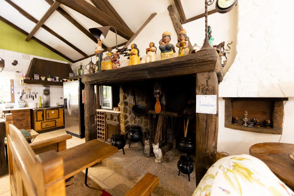 TV and multimedia, Kitchen or kitchenette, Living room, Lounge or bar, Food and drinks, Seating area, Drinks, flat iron