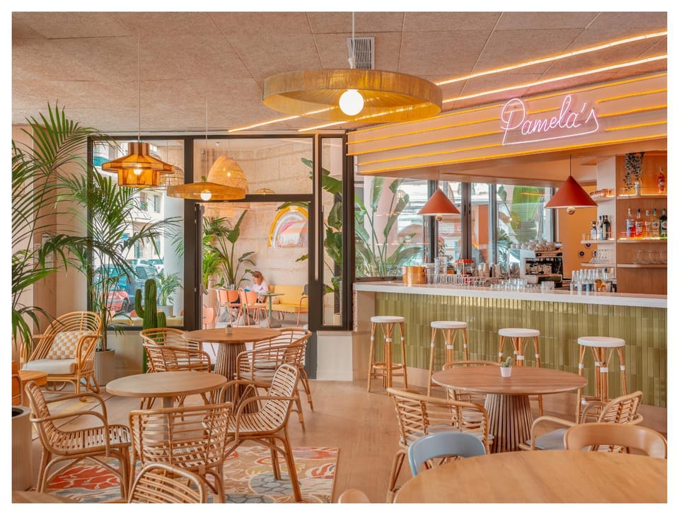 Restaurant/places to eat, Lounge or bar, Food and drinks