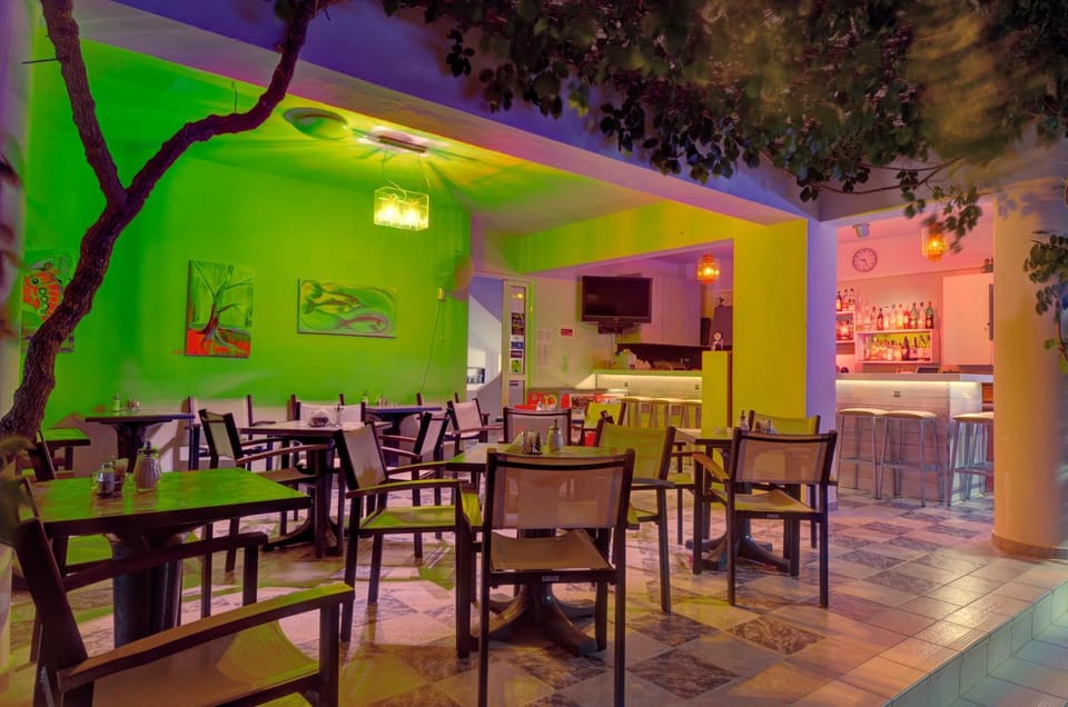 Restaurant/places to eat, Lounge or bar