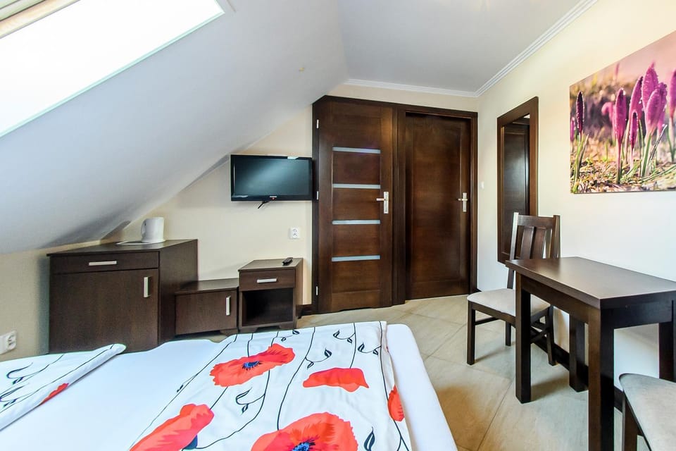 Bed, TV and multimedia, Photo of the whole room