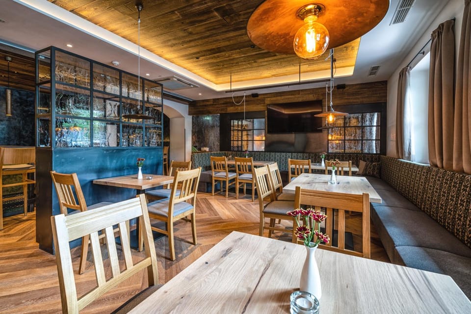 Restaurant/places to eat, Dining area