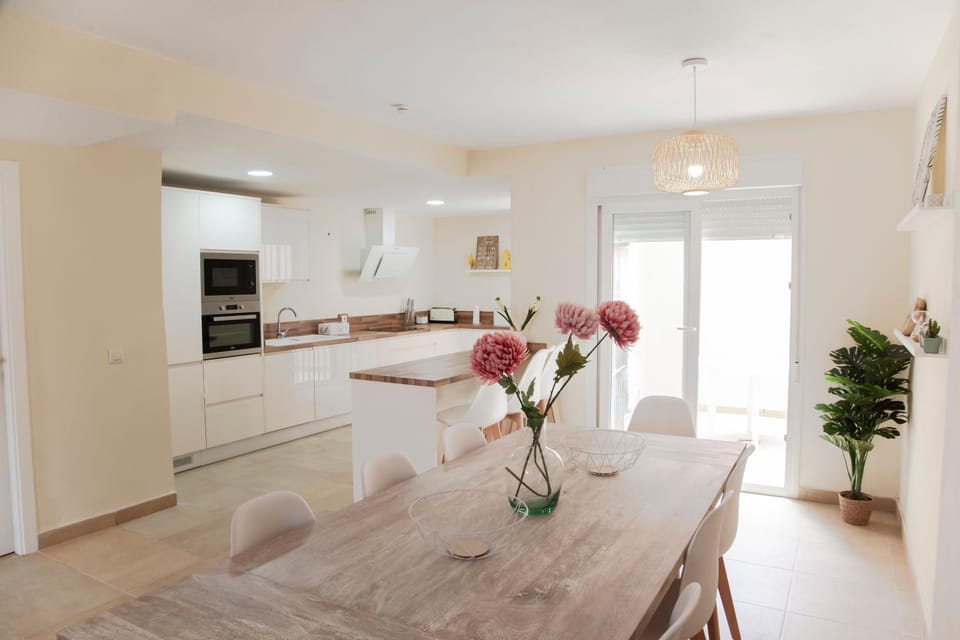 Kitchen or kitchenette, Dining area