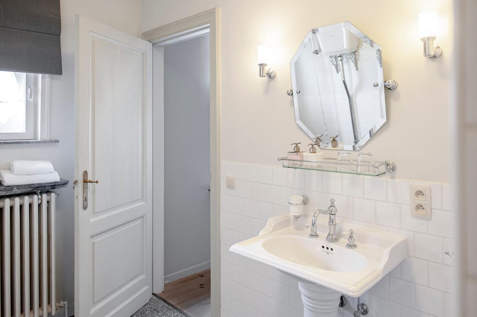Bathroom, towels