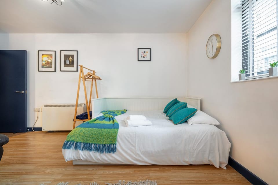 Bed, Living room