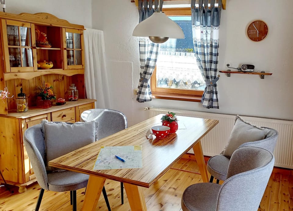 Seating area, Dining area