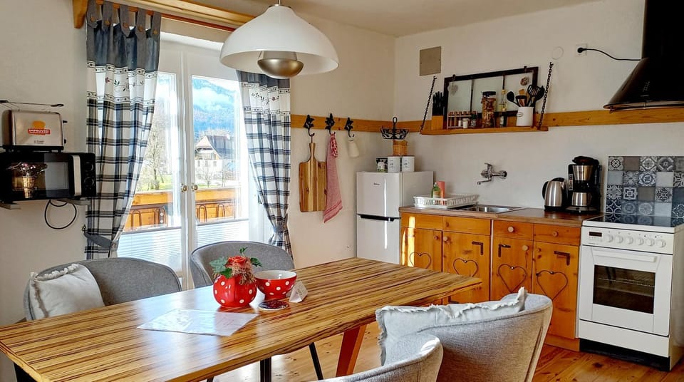 Kitchen or kitchenette, Seating area