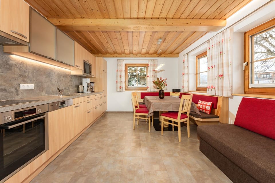 Kitchen or kitchenette, Seating area, Dining area, pet friendly, stove