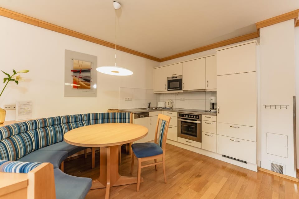 Kitchen or kitchenette, Seating area, Dining area, pet friendly, stove