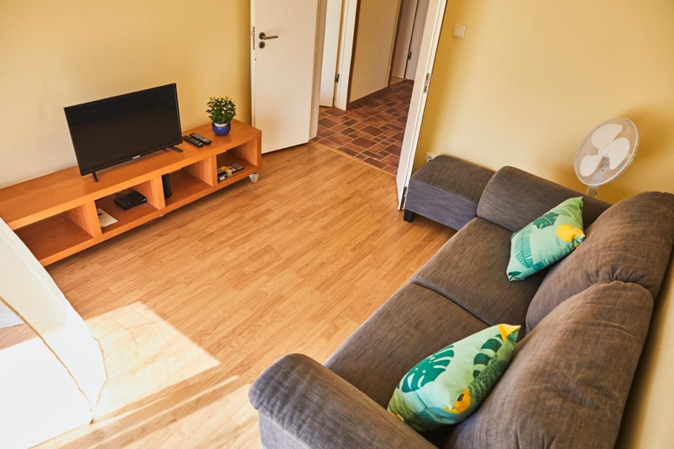 Communal lounge/ TV room, TV and multimedia, Living room, Seating area, Evening entertainment