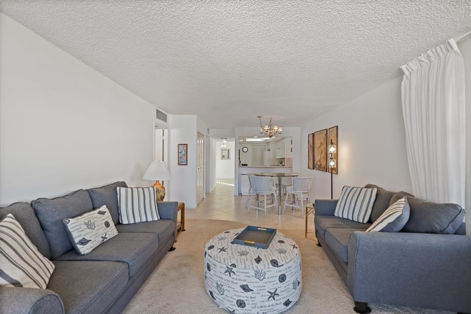 Condo overlooking Clam Bay with pool and beach access House in Marco Island