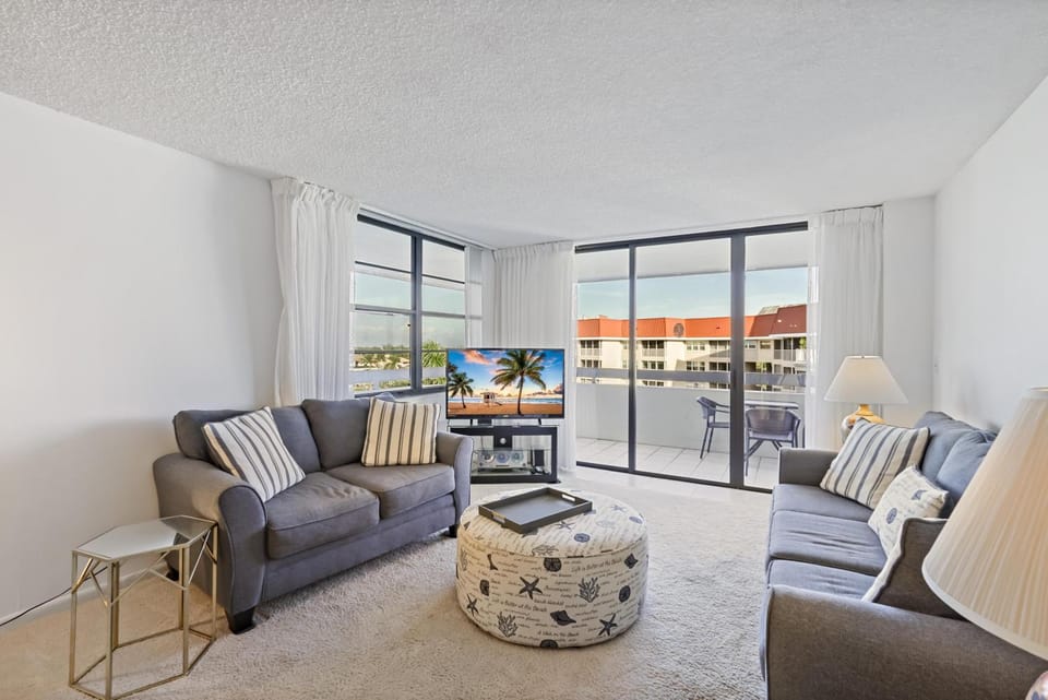 Condo overlooking Clam Bay with pool and beach access House in Marco Island