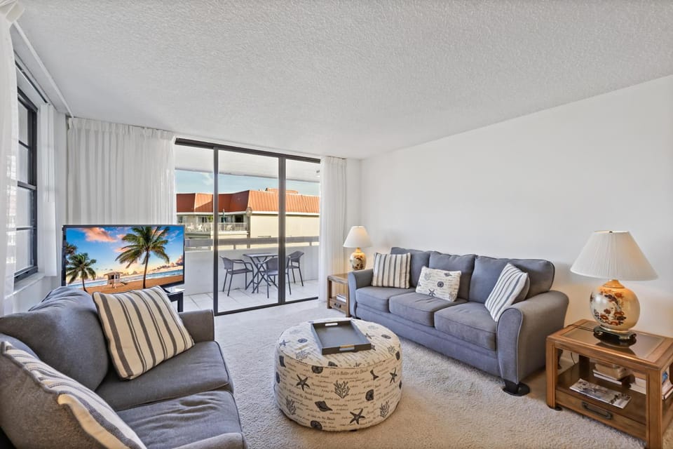 Condo overlooking Clam Bay with pool and beach access House in Marco Island