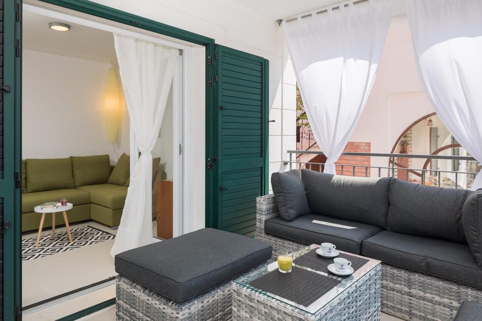 Patio, Balcony/Terrace, Living room, Seating area