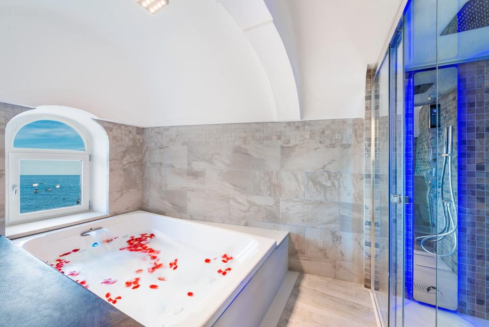 Hot Tub, Sauna