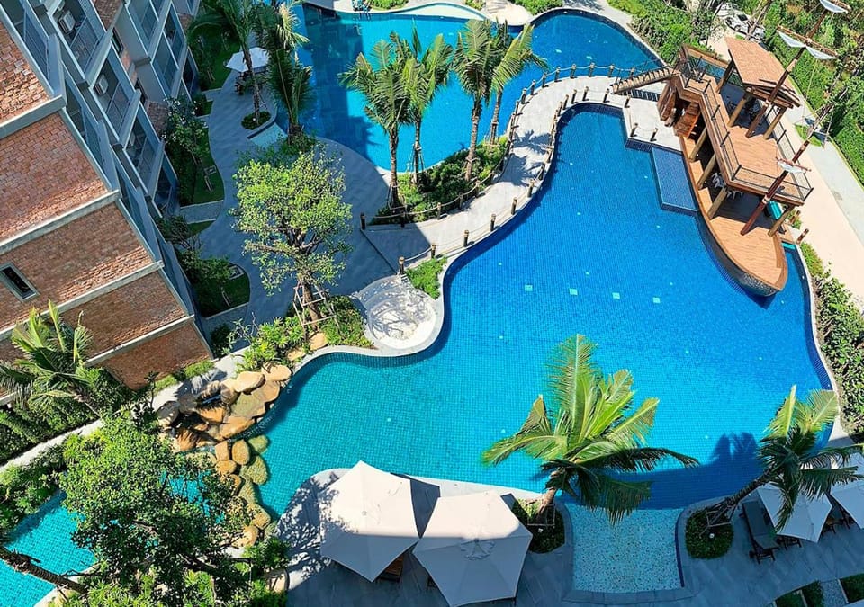 Bird's eye view, Pool view
