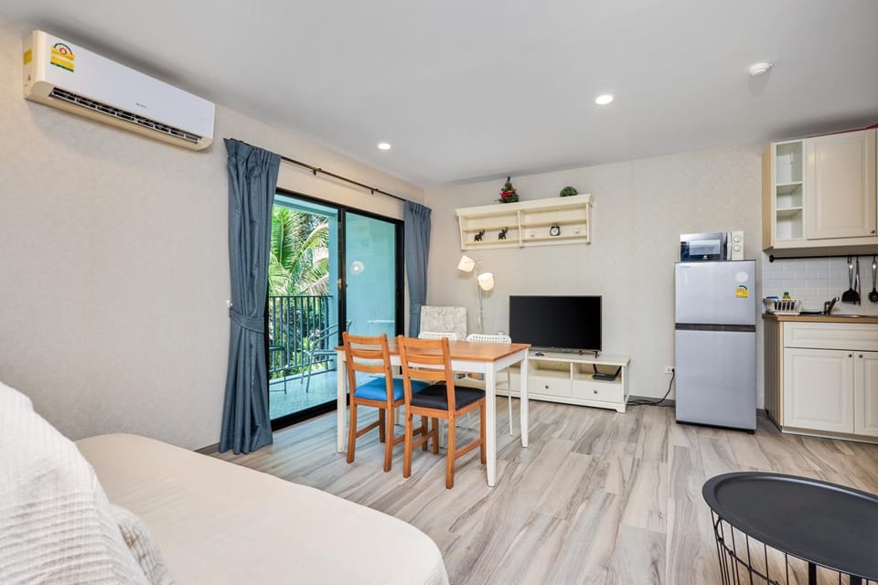 TV and multimedia, Kitchen or kitchenette, Living room, Seating area, Dining area, air conditioner