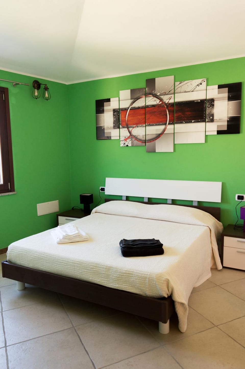 Photo of the whole room, Bedroom