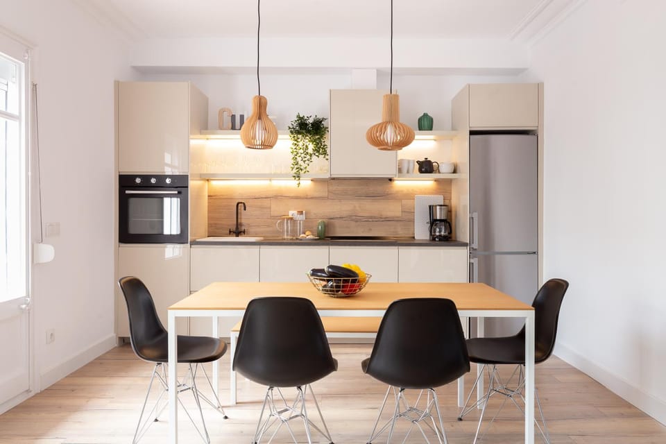 Kitchen or kitchenette, Dining area