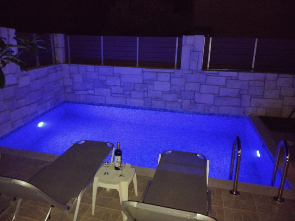 “Theeporto” Maisonette with pool House in Crete